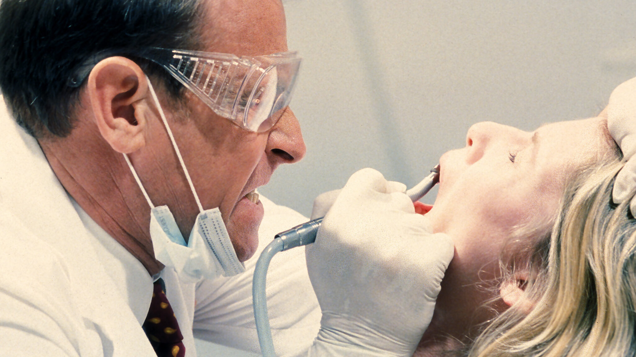 Watch The Dentist | Netflix display picture 3